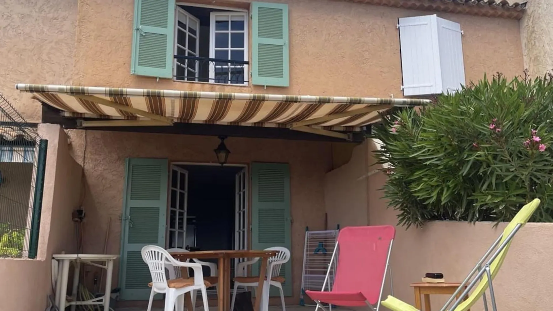 شقة Nest Overlooking The Gulf Of Saint-Tropez روكبرون-سور-أرجينس
